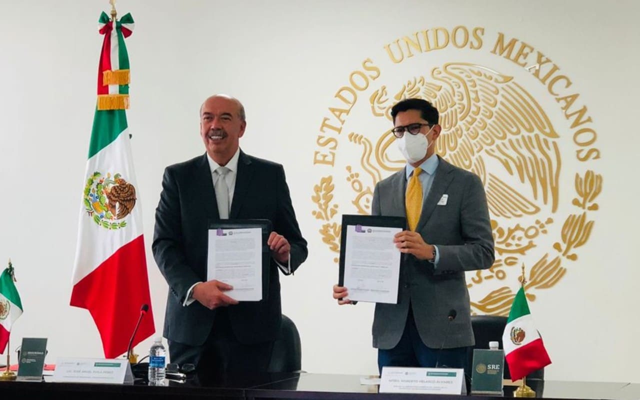 Constancia de antecedentes penales: Firma SRE acuerdo para expedirla a paisanos. | Foto: Cortesía del Gobierno de México.