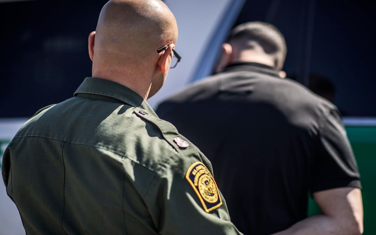 Detiene Patrulla Fronteriza a dos grupos con más de 300 migrantes en Texas. | Foto: Cortesía de CBP.