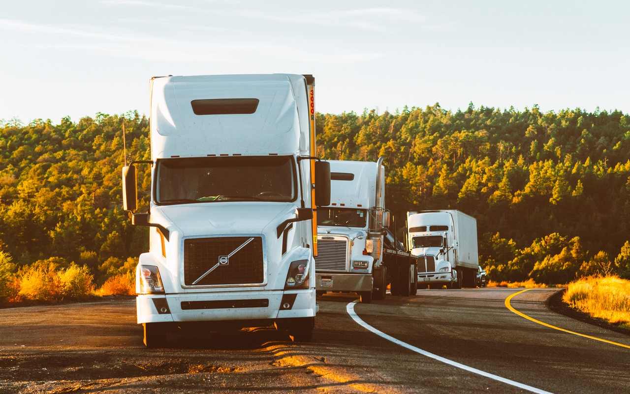 Conductores de camiones pesados deben pagar su impuesto al IRS por operar en carreteras públicas | Foto: Pexels