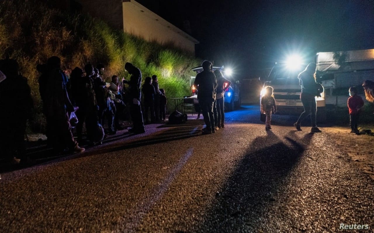 Instalan albergue de emergencia en McAllen, Texas; migrantes siguen llegando. | Foto: VOA / Reuters.