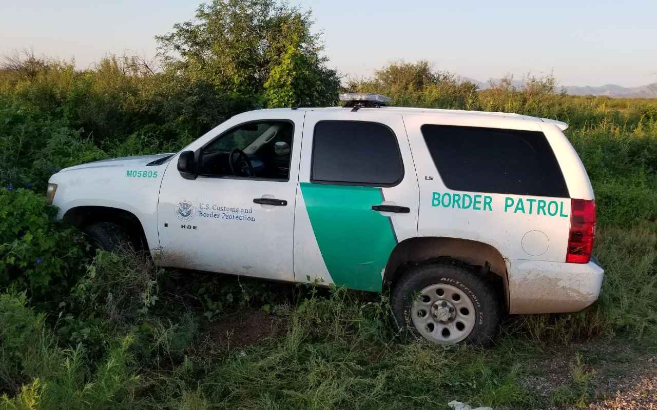 Migrantes intentaron cruzar la frontera a bordo de una patrulla falsa del CBP | Foto: John R. Modlin vía Twitter