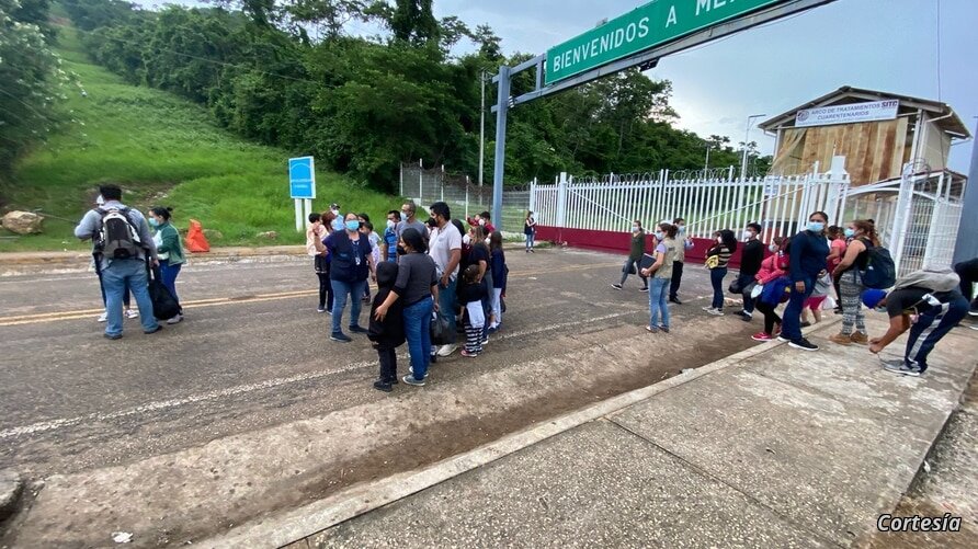 Migrantes deportados en El Ceibo, en la frontera entre Guatemala y México. | Foto: VOA/Cortesía del Instituto Guatemalteco de Migración.