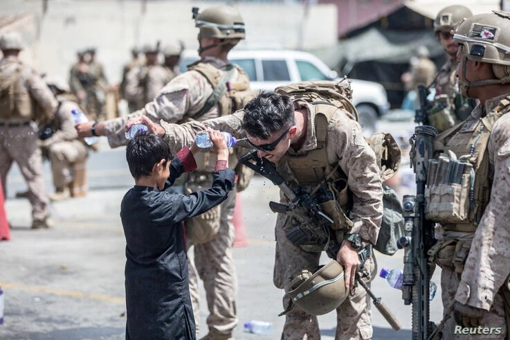 Tropas estadounidenses ayudan en la evacuación en Kabul bajo una temperatura máxima de 88°F/31°C. | Foto: VOA/Reuters.