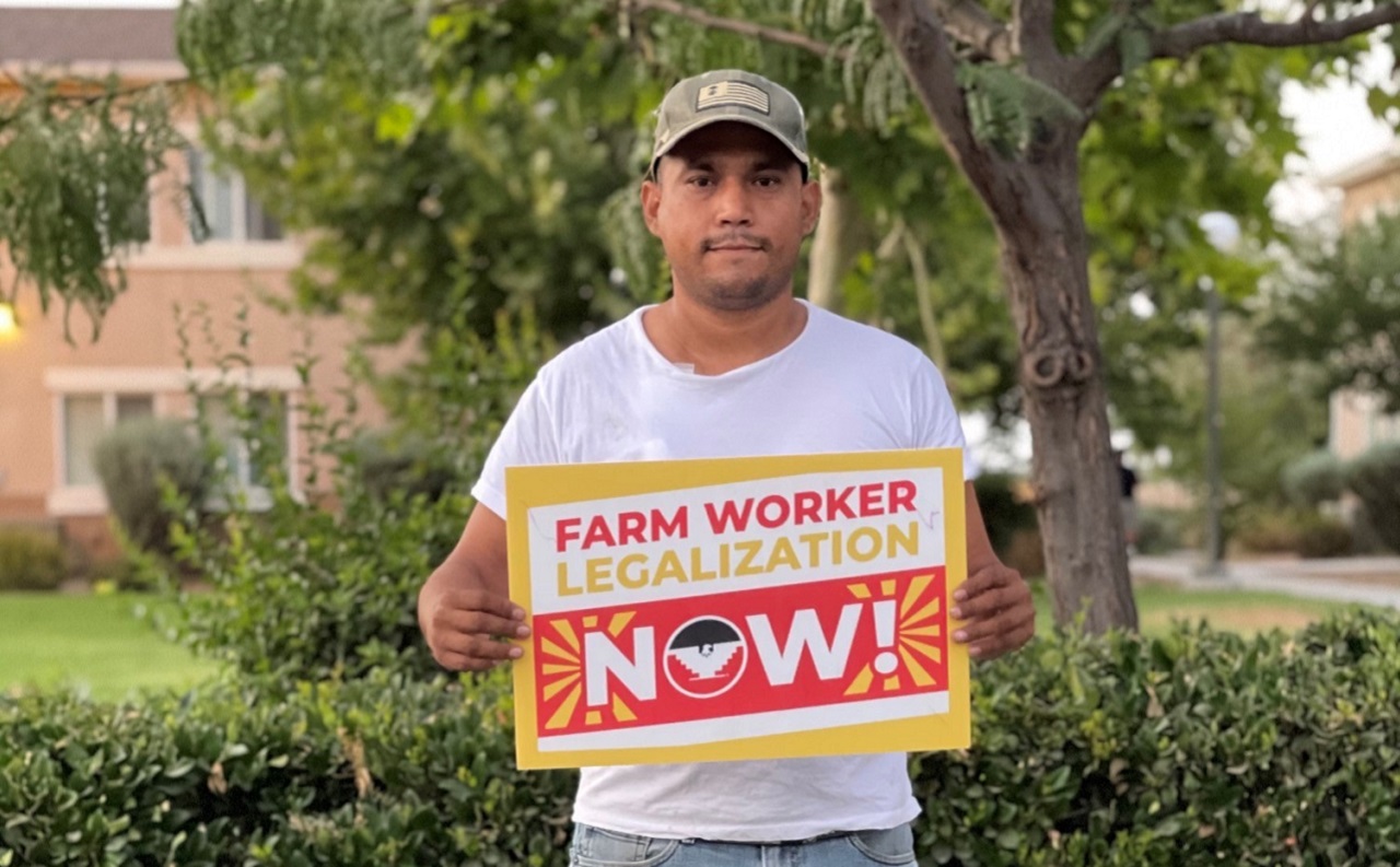 César es uno de los trabajadores esenciales que piden una reforma migratoria para seguir desempeñando su labor sin miedo a la deportación. | Foto: Facebook @UFWFoundation.