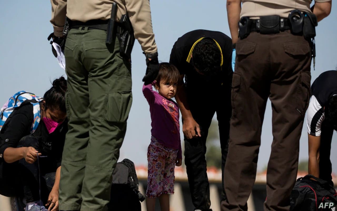 USA considera vacunar a migrantes indocumentados en cruces fronterizos. | Foto: VOA / AFP.