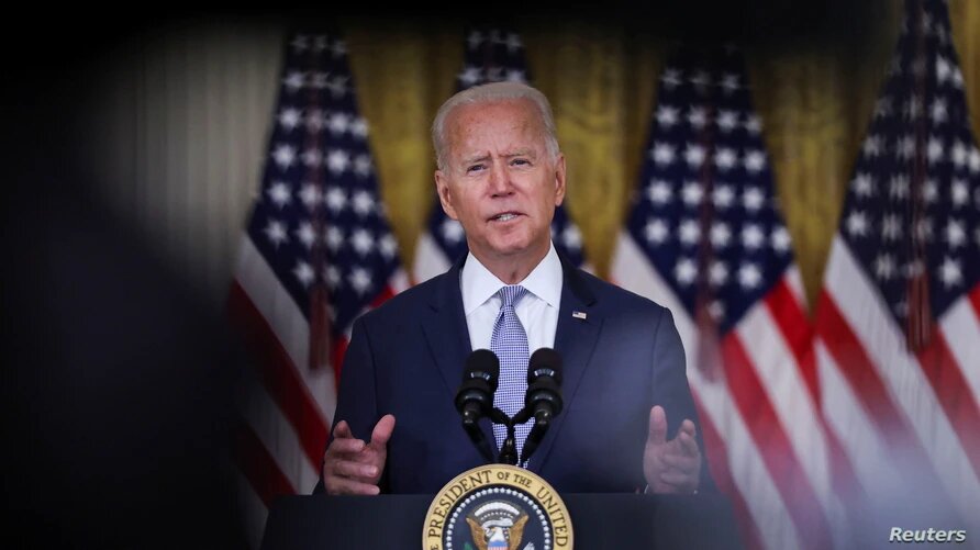 El presidente Joe Biden se dirige a los medios de comunicación, desde la Casa Blanca, el 12 de agosto de 2021, para hablar sobre la situación en Afganistán. | Foto: Reuters / VOA.