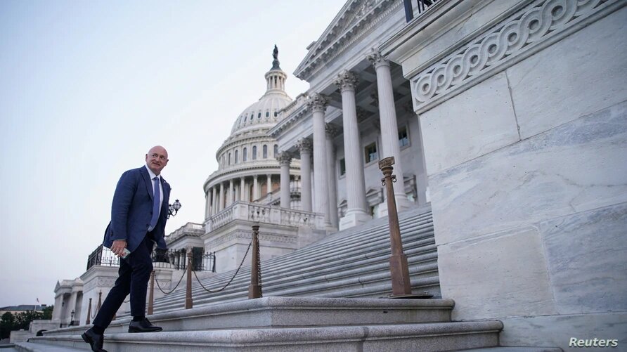 El senador demócrata Mark Kelly, de Arizona, llegando al Senado en Washington, DC. Su partido propone otorgar la Green Card y la ciudadanía a dreamers, tepesianos y trabajadores esenciales. | Foto: Reuters / VOA.