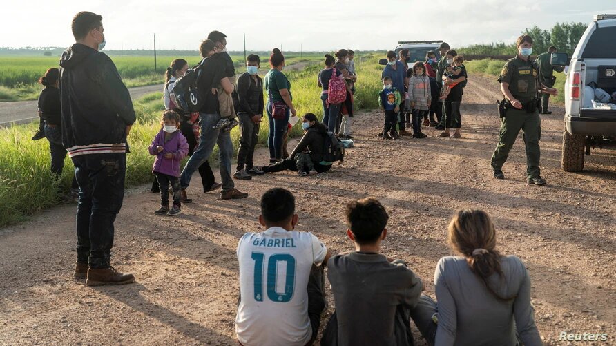ICE no se encarga de asuntos de la frontera, pero la llegada incesante de migrantes lleva a la agencia a colaborar con la Patrulla Fronteriza. | Foto: Reuters / VOA.