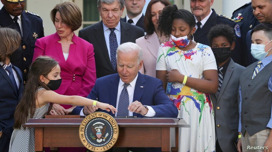 El gobierno de Joe Biden también extendió la moratoria de desalojos para apoyar económicamente a las familias en USA. | Foto: Reuters / VOA.