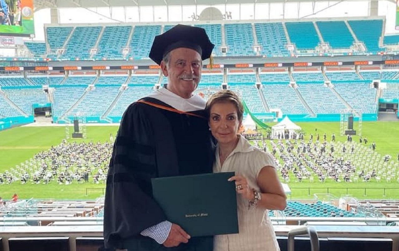 Vicente Fox y Martha Sahagún durante una ceremonia en la que Fox recibió un certificado honoris causa de la Universidad de Miami; el 13 de mayo de 2021. | Foto: Twitter @VicenteFoxQue