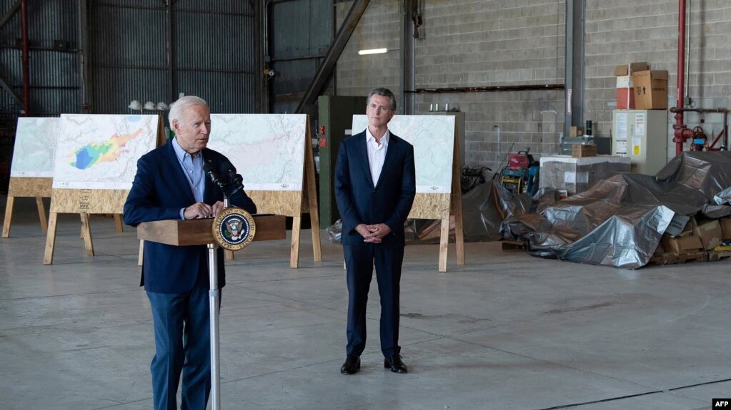 El presidente Joe Biden junto a Gavin Newsom en Sacramento, California, el 13 de septiembre de 2021. | Foto: VOA/AFP.