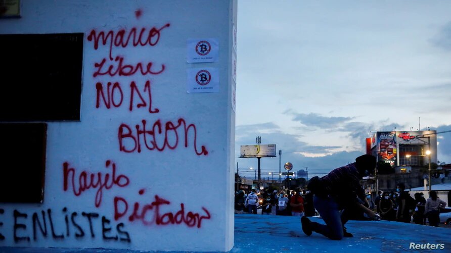 Señales de protesta en El Salvador por la adopción del bitcoin como moneda corriente. | Foto: VOA/Reuters.