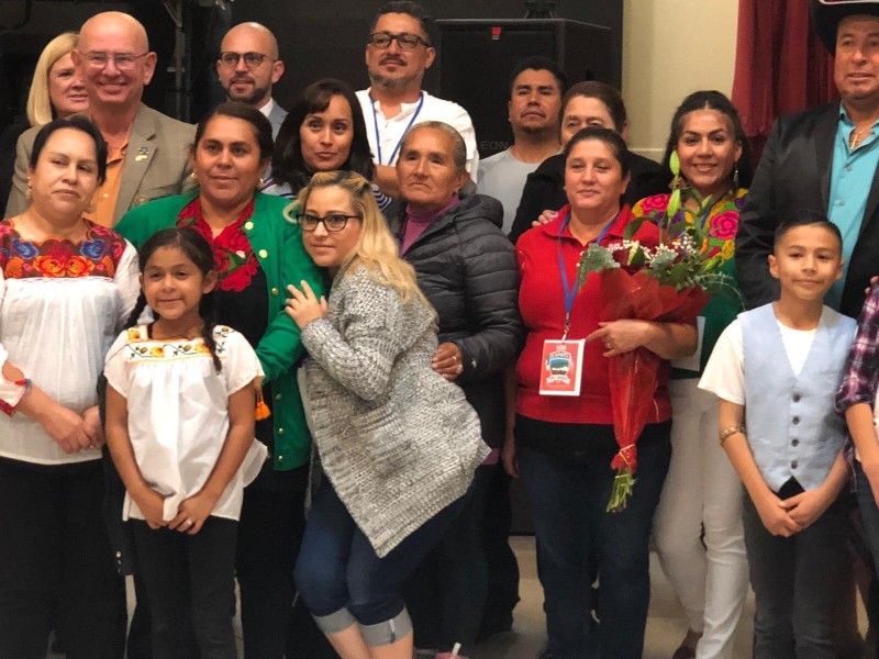 Yesenia Rojas (de verde) es la presidenta del Club Zapote, uno de los clubes migrantes más importantes de California. | Foto: Facebook Zapote de Cestau paisanos unidos.