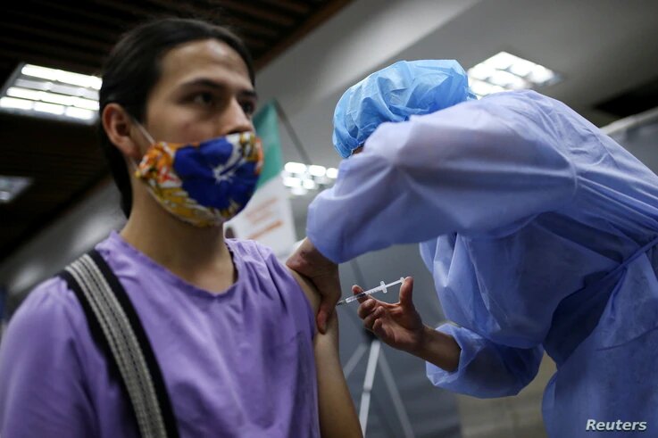 Aún no se sabe la eficacia de las vacunas existentes ante la variante mu del coronavirus. | Foto: VOA/Reuters.