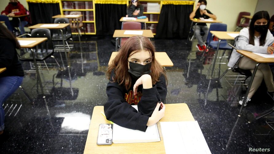 Son varias las escuelas en Estados Unidos que se han enfrentado a conflictos legales por el uso de la mascarilla. | Foto: VOA/Reuters.
