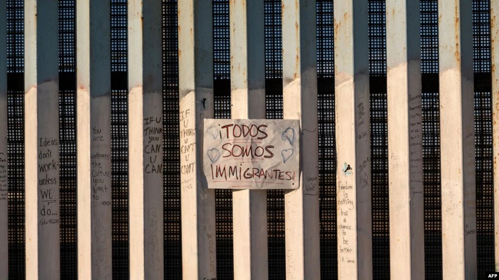 Letrero en Tijuana, en la frontera entre Estados Unidos y México en señal de apoyo para los migrantes. | Foto: VOA/AFP.