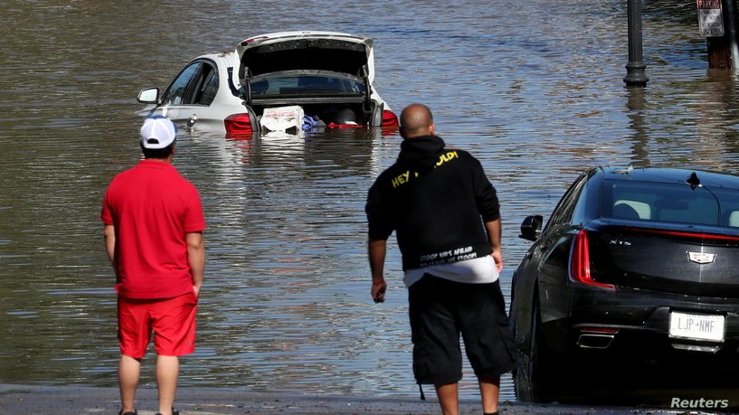 Las intensas lluvias provocadas por Ida dejaron inundaciones que dejaron atrapados a los residentes. | Foto: VOA/Reuters