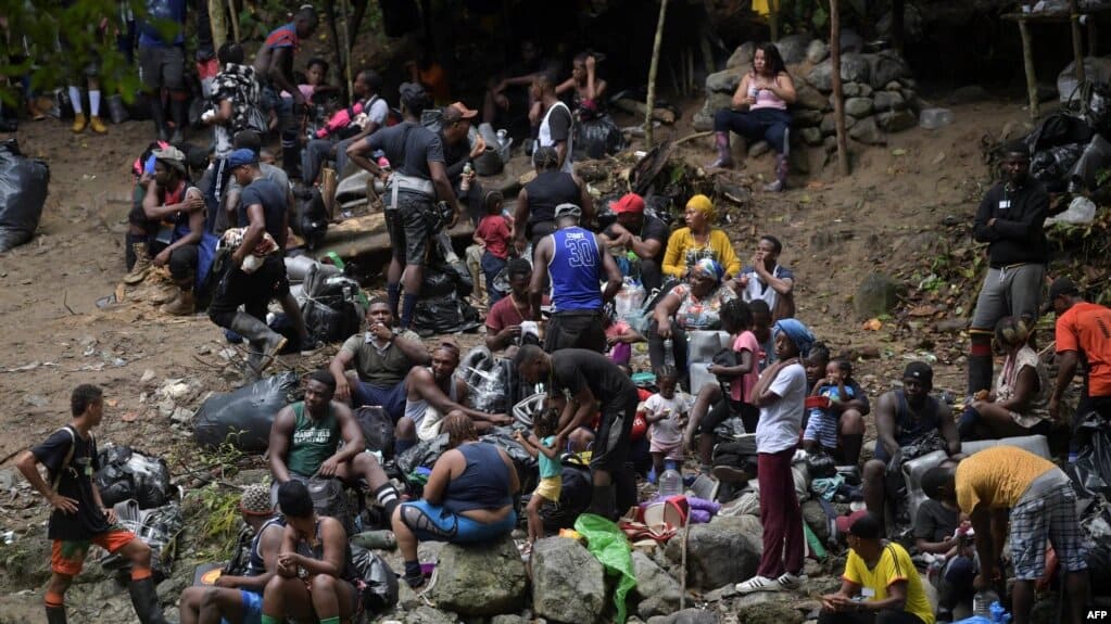 Cientos de migrantes esperan su turno para pasar la frontera entre Colombia y Panamá. | Foto: VOA/AFP.
