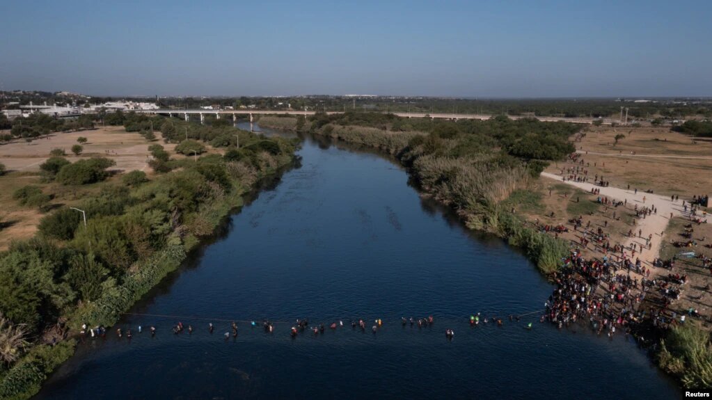 A pesar de las restricciones, migrantes de toda Latinoamérica siguen intentando cruzar la frontera entre México y Estados Unidos. | Foto: VOA/Reuters.