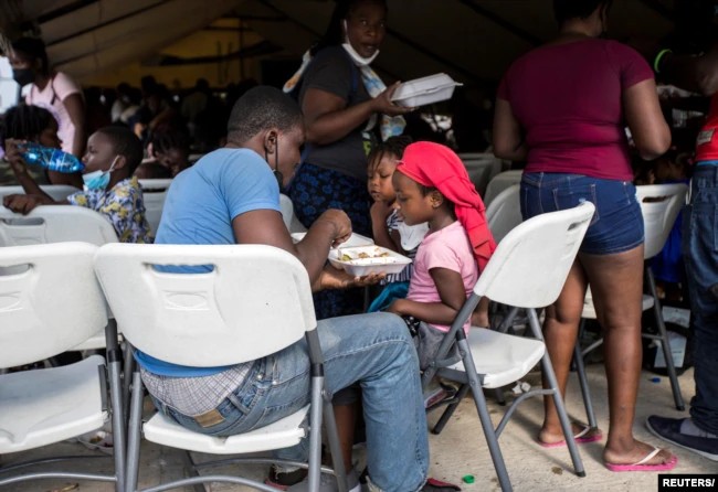 Entre los migrantes haitianos esperando en Texas se encuentran mujeres y niños. | Foto:VOA/Reuters.