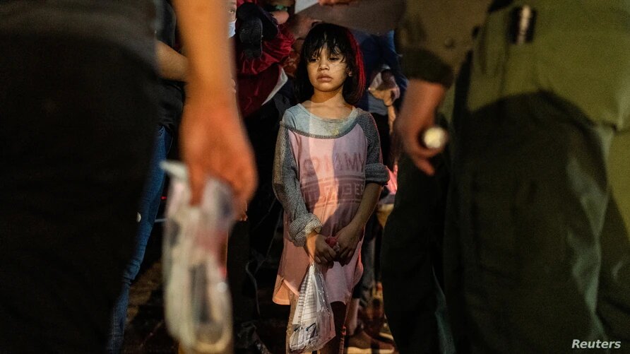 Una migrante menor de edad sin acompañantes de Hoduras después de cruzar el Río Grande en Texas. | Foto: VOA/Reuters.
