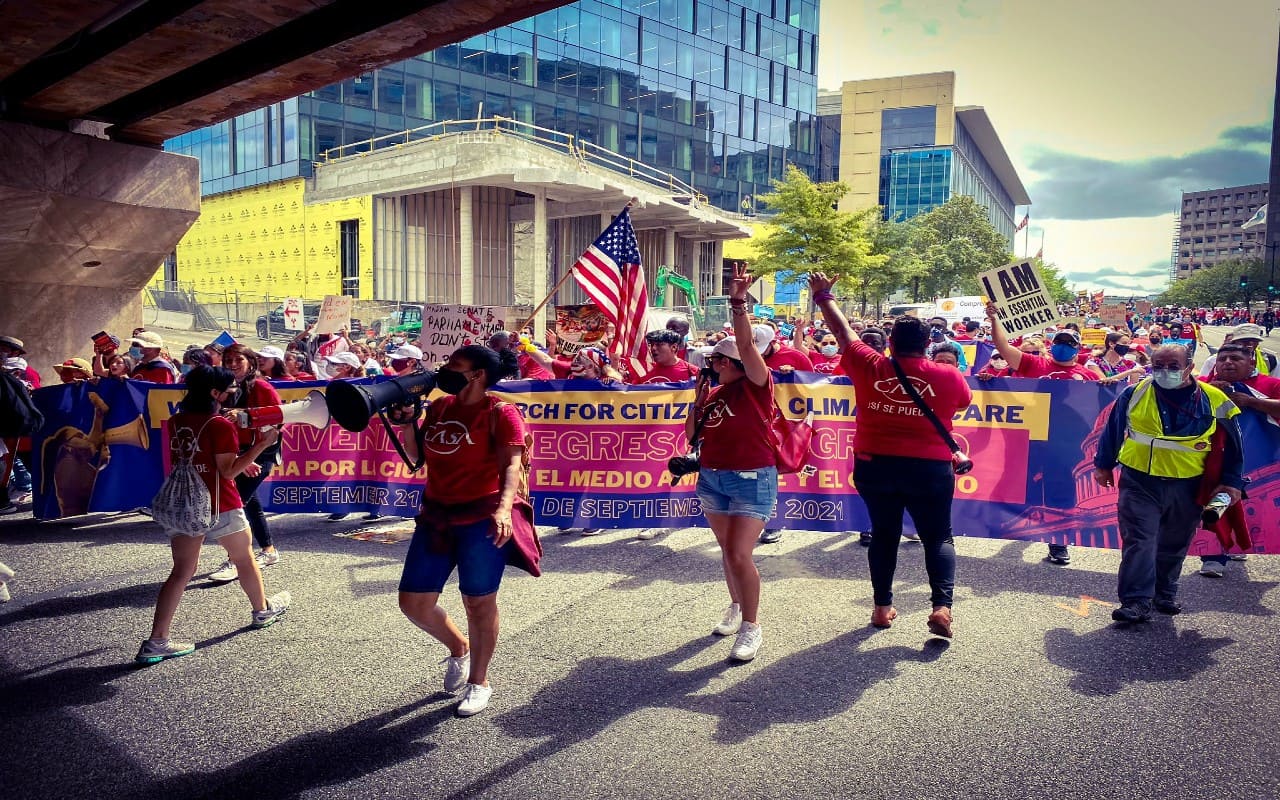 Migrantes marchan ante el Congreso; piden la ciudadanía en USA. | Foto: Alex Vázquez.
