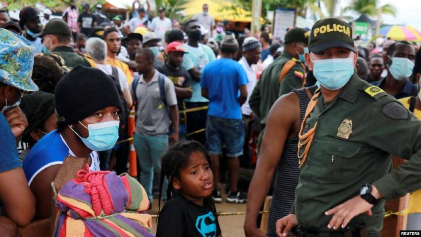 Las autoridades en Necoclí, Colombia vigilan el paso de los migrantes. | Foto: VOA/Reuters.