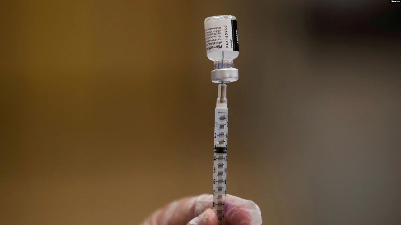 Las vacuna Pfizer es una de las aprobadas por la FDA. Son seguras y gratuitas. | Foto: VOA/Reuters.