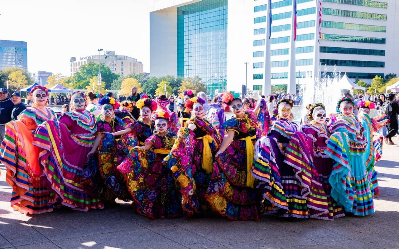 Regístrate y asiste al Desfile de Día de Muertos en Dallas, Texas. | Foto: Cortesía de Visit Dallas.