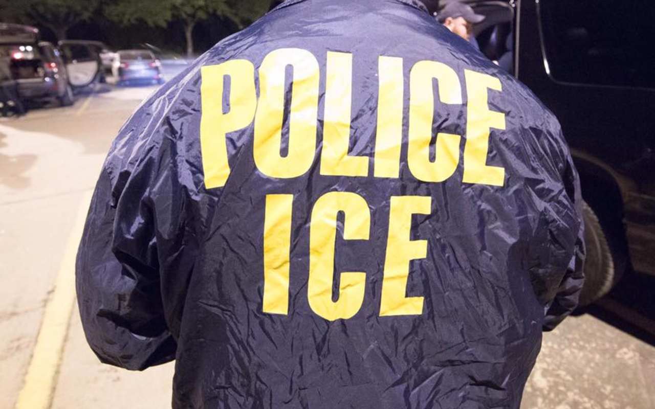 Sobornan a un agente del ICE | Foto: ICE (Facebook)