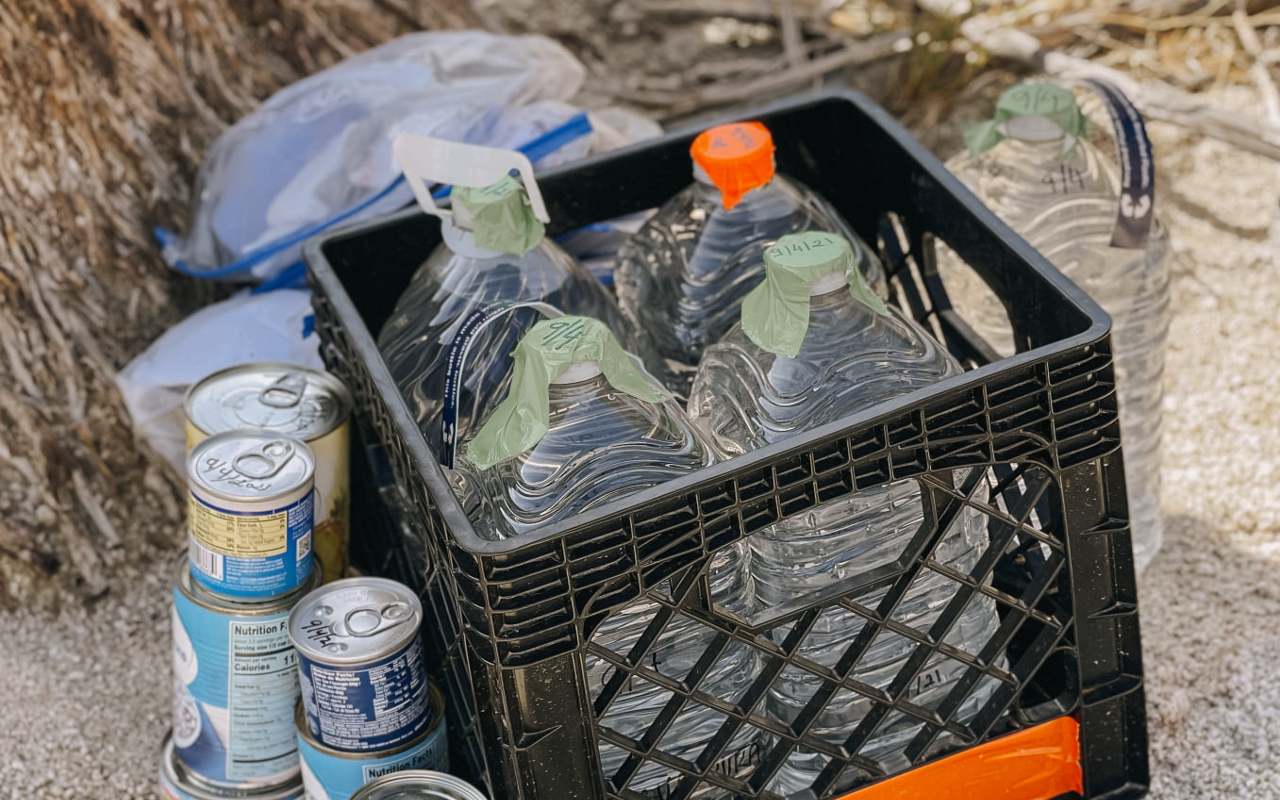 Latas de comida y galones de agua para quienes cruza el desierto | Foto: Border Angels