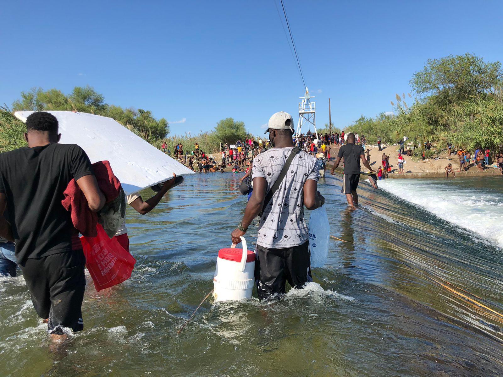 Durante los próximos días, USA incrementará sus acciones para impedir que más migrantes crucen hacia el campamento en el lado texano de la frontera. | Foto: Cortesía de Guillermo Flores.