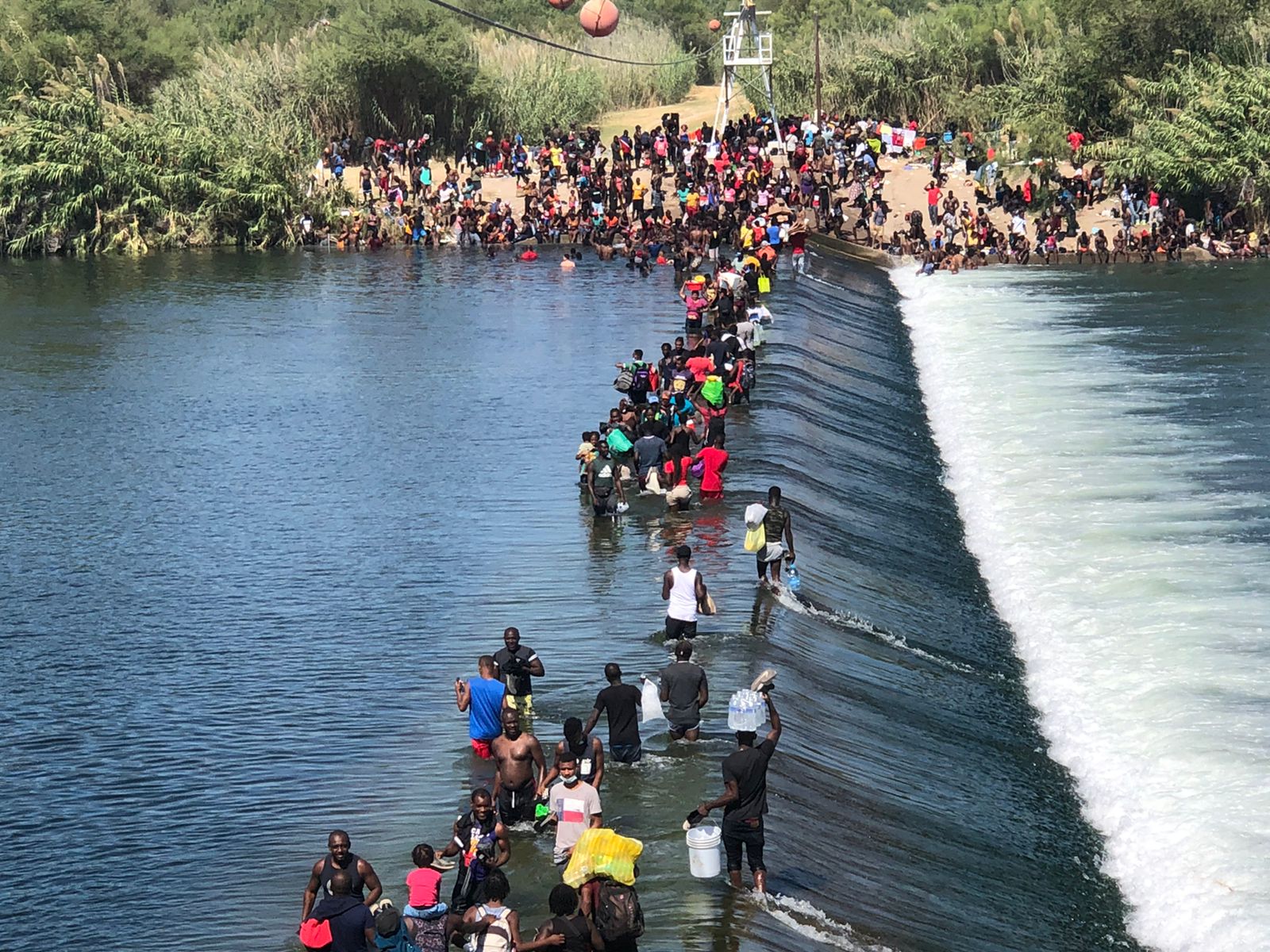 Miles de migrantes han atravesado a Texas en los últimos días cruzando "La Cascada", una parte del Río Bravo del lado de Acuña, en Coahuila, México. | Foto: Cortesía de Guillermo Flores.