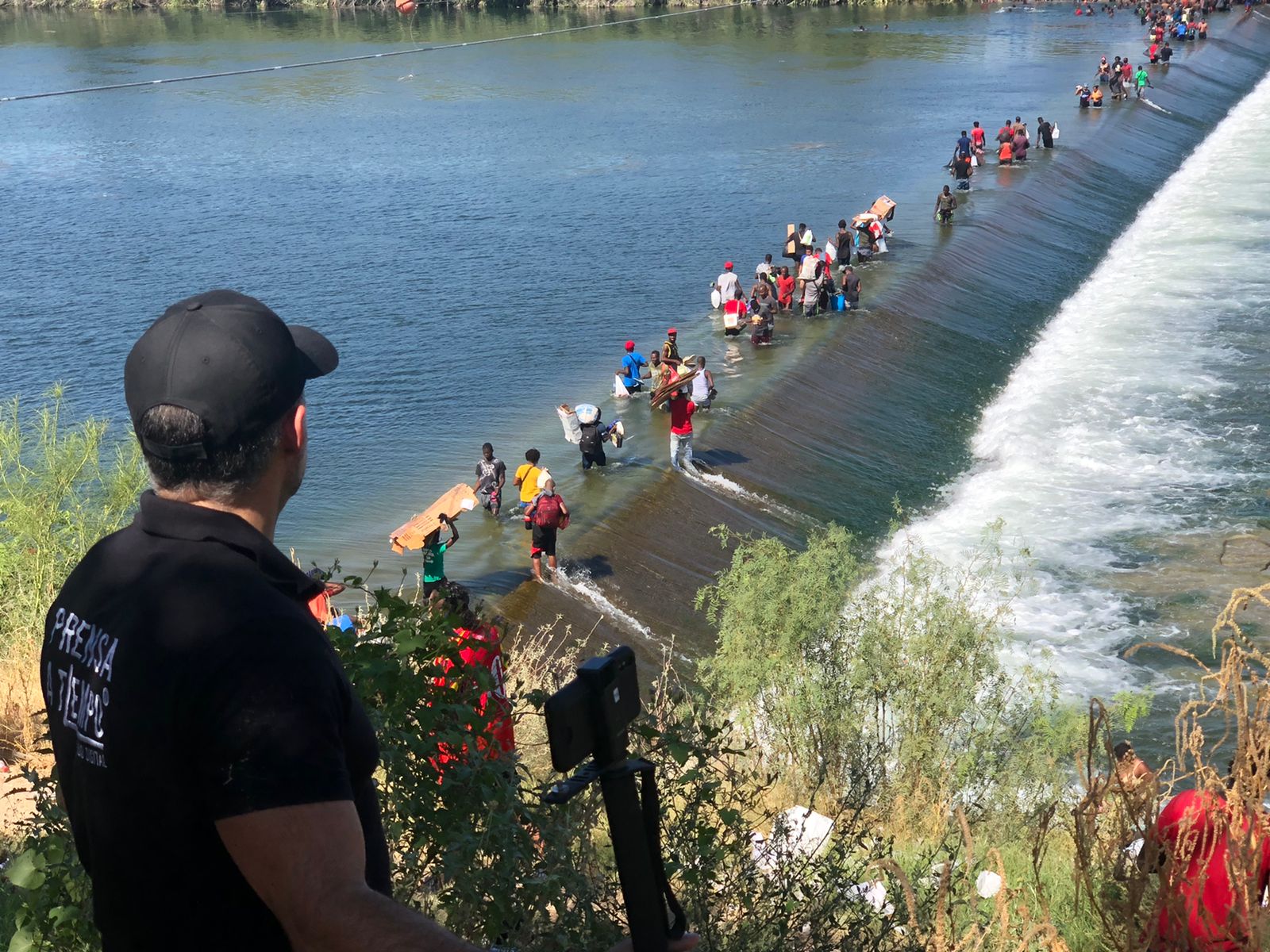 Es probable que, con las medidas anunciadas por USA, la cantidad de migrantes que cruzan el Río Bravo disminuya. Mientras tanto, el escenario en Acuña sigue siendo el mismo. | Foto: Cortesía de Guillermo Flores.