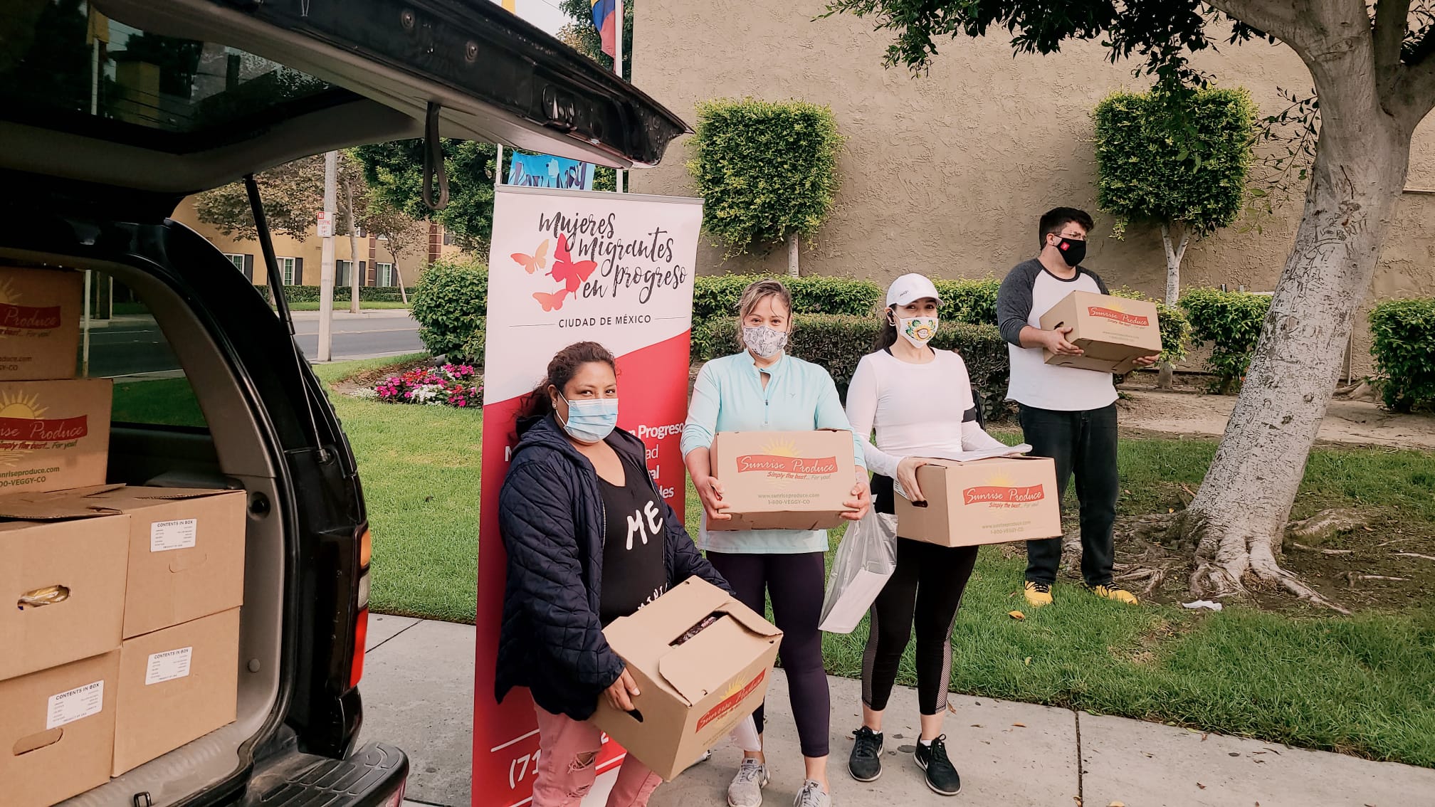 El club Mujeres Migrantes en Progreso se organizó para repartir despensas de comida en comunidades de difícil acceso. | Foto: Cortesía.