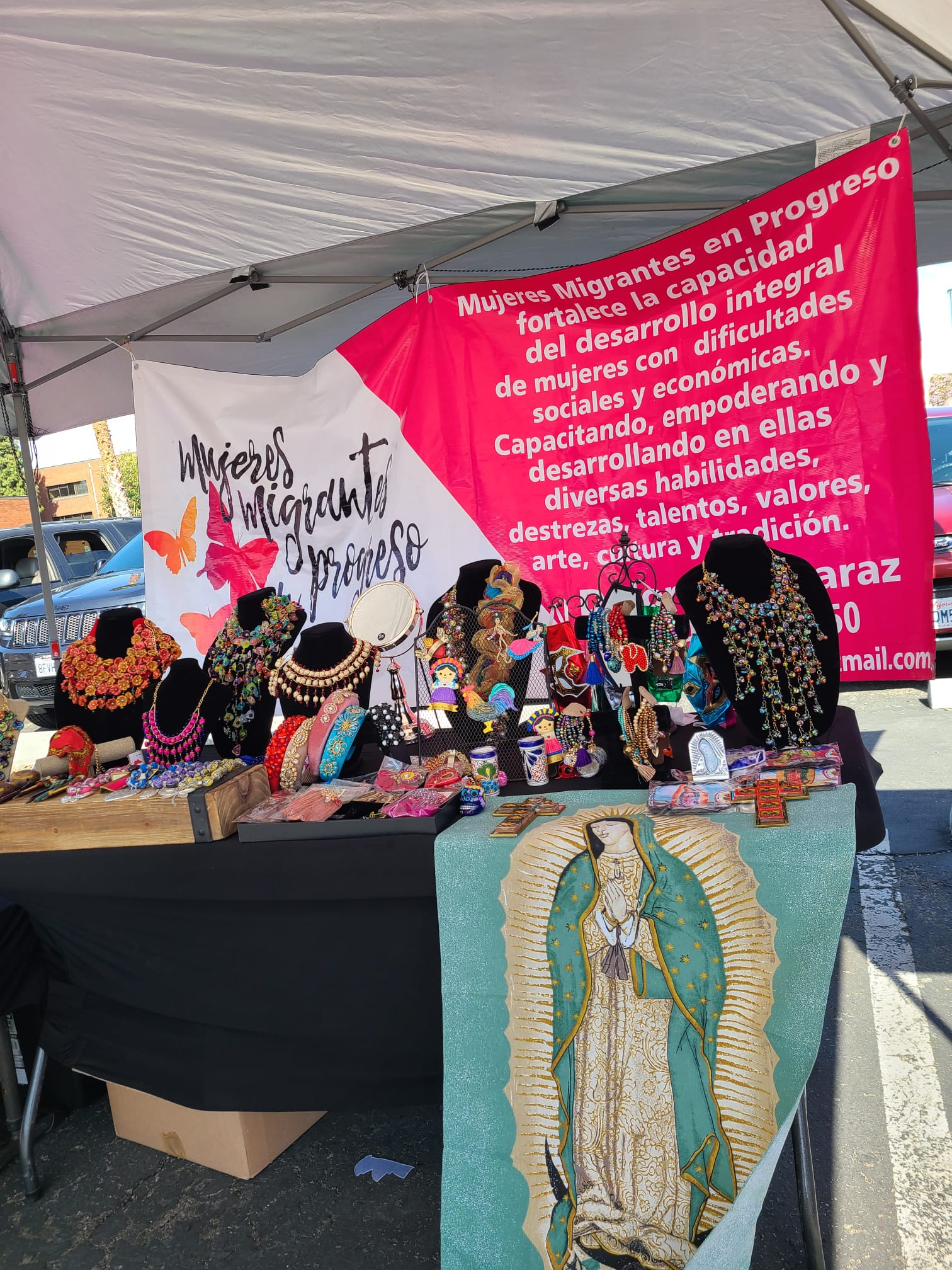 El club Mujeres Migrantes en Progreso se mantiene, en parte, gracias a la venta de productos en ferias comunitarias. | Foto: Cortesía.