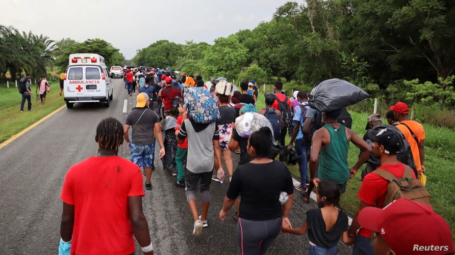 La primera caravana migrante salió de Tapachula, Chiapas, el domingo 28 de agosto. En la foto se observa a esta caravana caminando por la carretera el 29 de agosto de 2021. | Foto: Reuters / VOA.