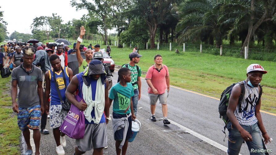 Imágenes de la primera caravana migrante que salió de Tapachula este sábado 28 de agosto. Otros dos grupos más intentaron cruzar el estado pero las autoridades mexicanas los han reprimido. | Foto: Reuters / VOA.