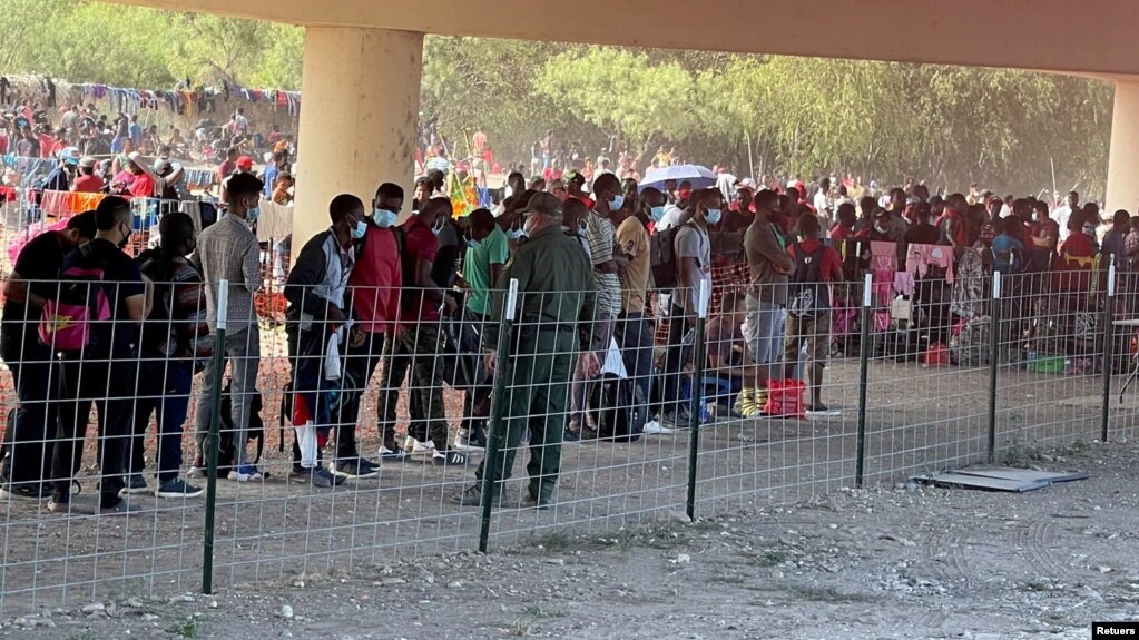 Miles de inmigrantes, principalmente haitianos, se encuentran en un campamento a las inmediaciones del Puente Internacional de Del Río, Texas. Foto del 16 de septiembre de 2021. | Créditos: Reuters / VOA.