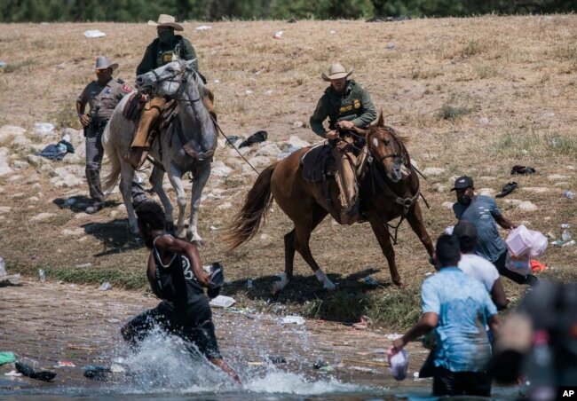 Las imágenes de la Patrulla Fronteriza persiguiendo a migrantes en Texas desataron polémica en redes sociales. | Foto: AP / VOA.