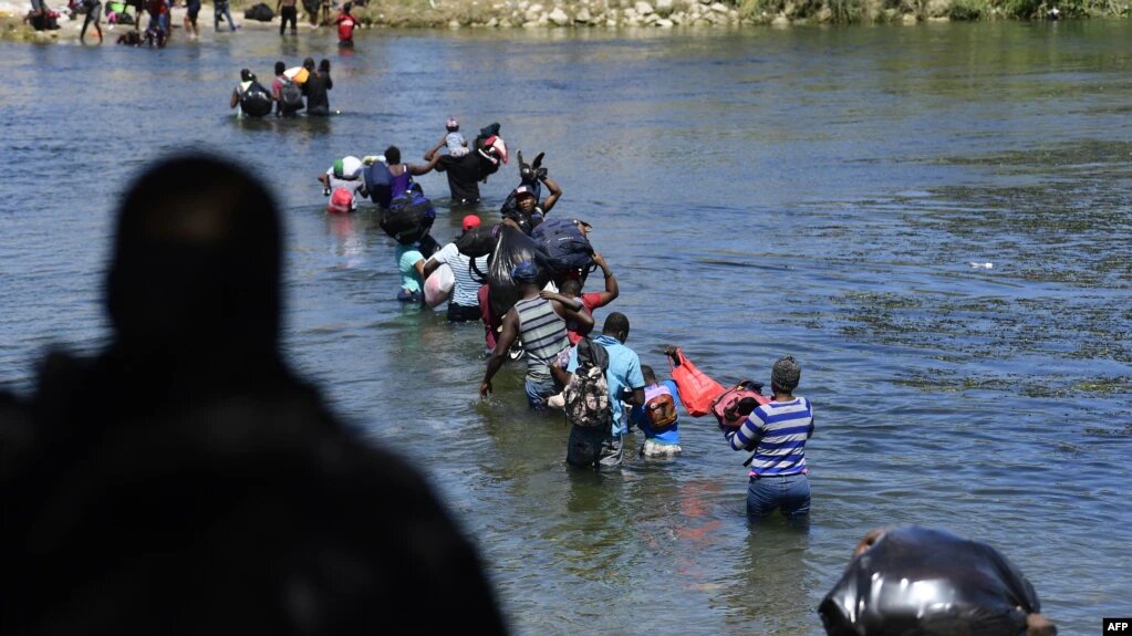Muchos migrantes que permanecían varados en Del Río, Texas, han regresado a México; aquí, las autoridades migratorias también los están deportando. | Foto: AFP / VOA.