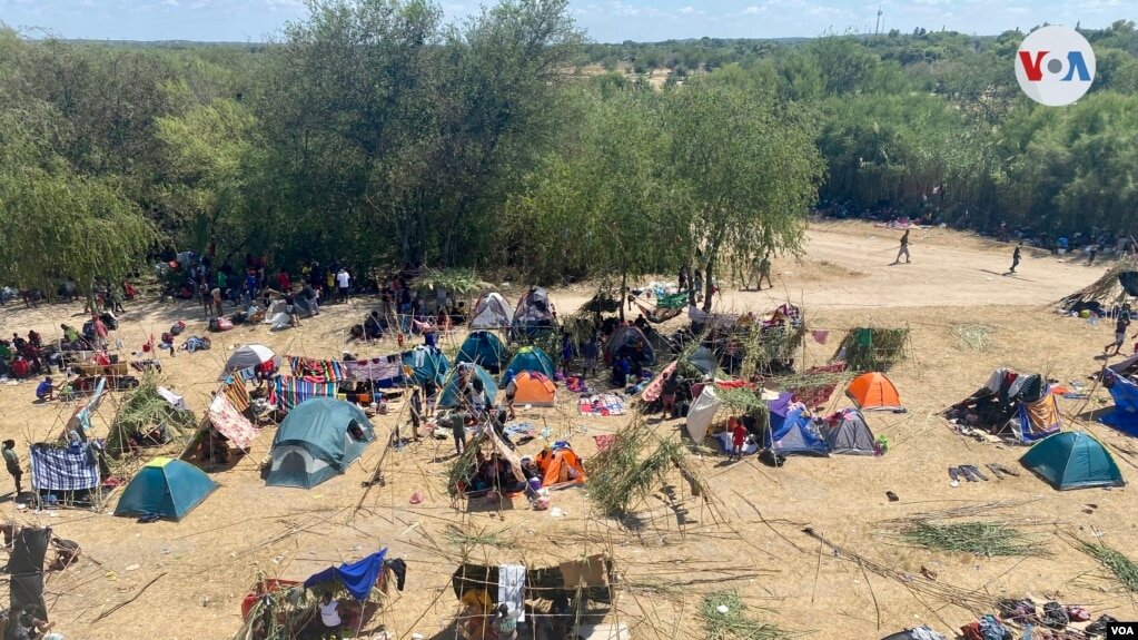 Las deportaciones bajo el Título 42 han provocado que miles de migrantes permanezcan varados en la frontera entre México y Estados Unidos. | Foto: César Contreras / VOA.