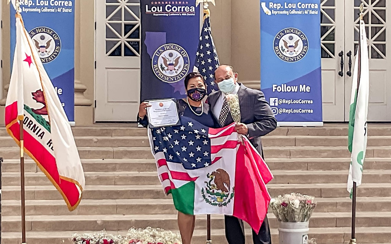 La líder migrante, Dolores Almaraz, recibiendo su reconocimiento como Mujer del Año de la mano del congresista Lou Correa. | Foto: Cortesía.