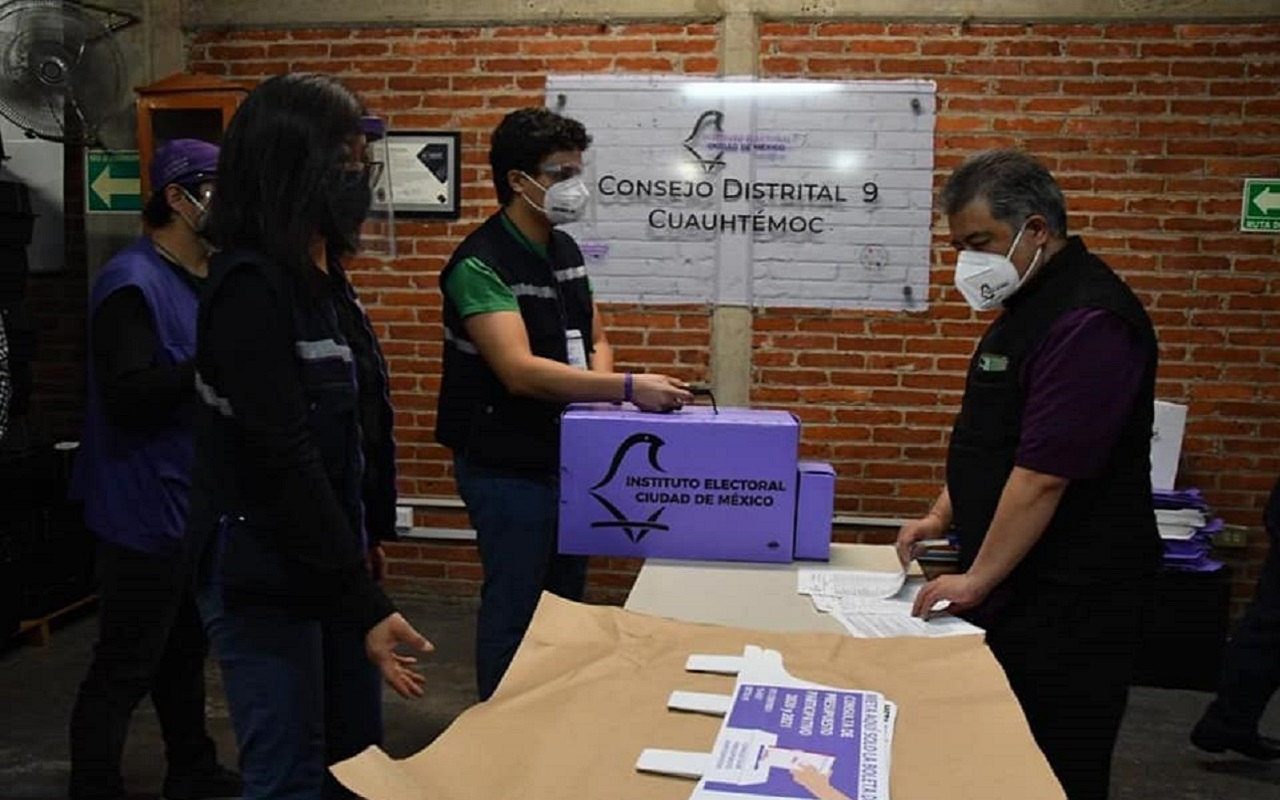 Los mexicanos en el extranjero también pueden emitir su voto en las elecciones en México. Sin embargo, su participación enfrenta grandes obstáculos. | Foto: Facebook @InstitutoElectoralCM