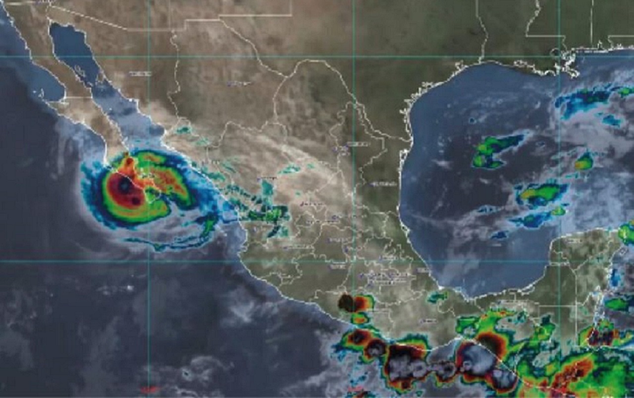 El huracán Olaf disminuyó su fuerza tras tocar tierra en Baja California Sur este jueves. | Foto: Conagua.
