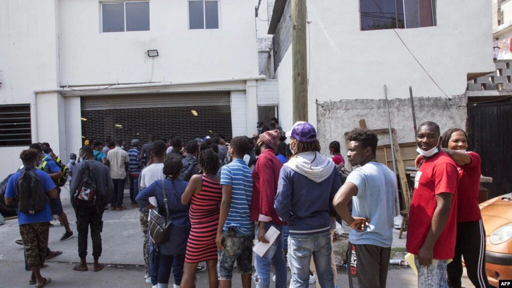 Como en Chiapas, miles de inmigrantes haitianos esperan ingresar a las oficinas de la Comisión Nacional para los Refugiados (COMAR) para solicitar asilo en Monterrey, México, el 27 de septiembre de 2021. | Foto: AFP / VOA.