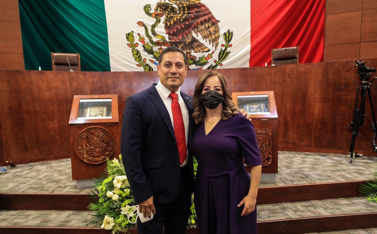 A la izquierda, José Juan Estrada, nuevo diputado migrante a nivel local en Zacatecas. | Foto: Facebook de José Juan Estrada Hernández.
