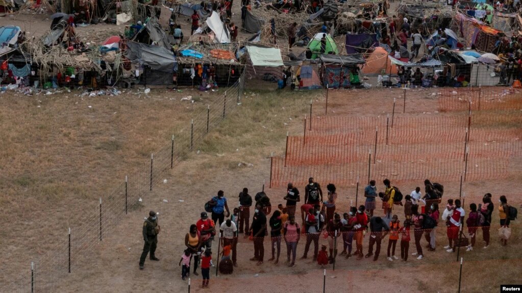 Una de las noticias más importantes en Estados Unidos el día de hoy es la liberación de más de 250 migrantes detenidos en Texas. | Foto: Reuters / VOA.