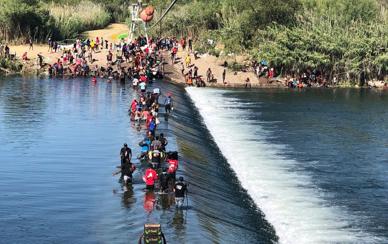 Miles de migrantes están atravesando México para llegar a un campamento en la frontera con Texas. Esperan solicitar asilo en USA. | Foto: Cortesía de Guillermo Flores.