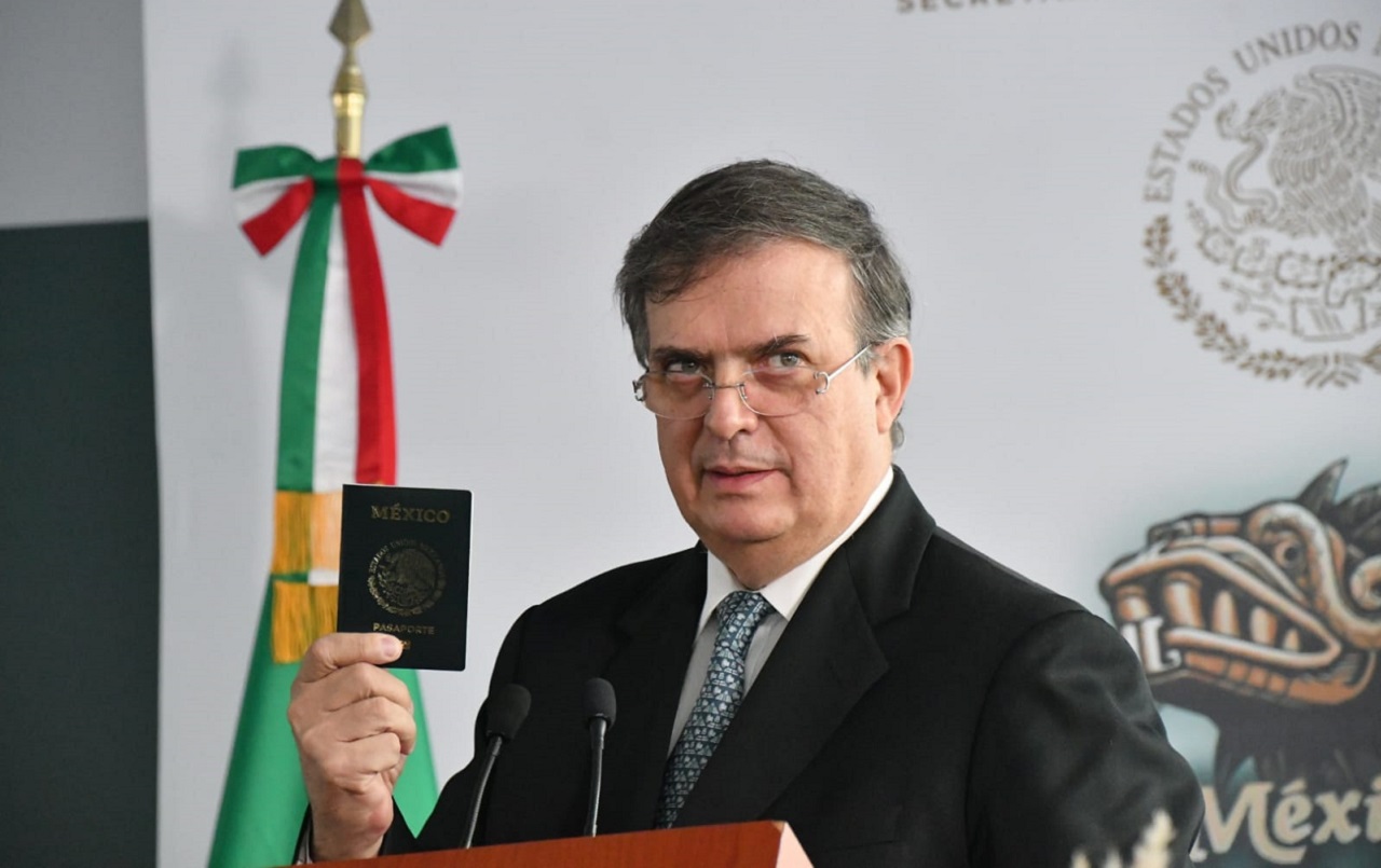 Marcelo Ebrard durante la inauguración de la nueva oficina para tramitar el pasaporte mexicano en Puebla capital. | Foto: Cortesía SRE.